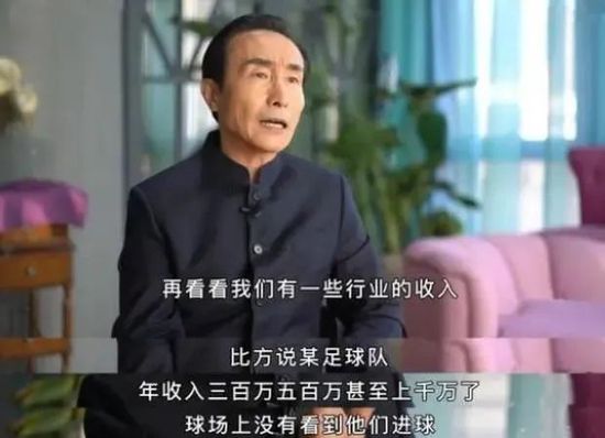 而影片中那狭小逼仄的暗淡街巷也令影片中的动作戏加倍出色刺激。